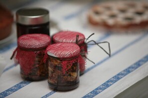 Three small jars with red lids and mesh covers on a table. - L' ARANCIO IN FIORE (Sant'Agnello)
