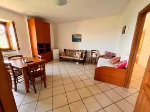 Suite, vue mer | Coin séjour | TV connectée de 31 pouces avec chaînes par câble