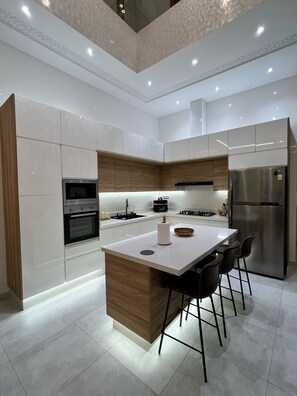 Réfrigérateur, micro-ondes, four, plaque de cuisson