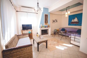 Télévision, cheminée, baby-foot, table de tennis de table