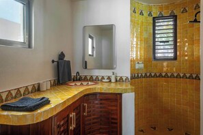 Dusj, hårføner og håndklær