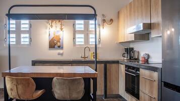Frigorifero, forno, piano cottura, lavastoviglie