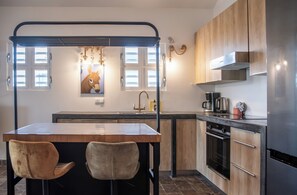 Fridge, oven, stovetop, dishwasher