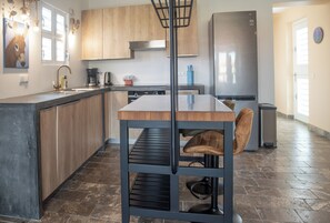 Fridge, oven, stovetop, dishwasher