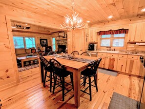 Dining - "Inn the Valley" New/Dog friendly/Cabin/Elk/Hot Tub/Shuffleboard/Gas Fireplace (Maggie Valley)