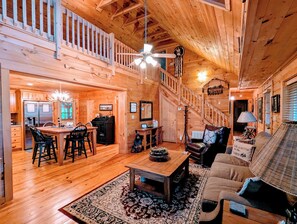 Smart TV, fireplace, DVD player, books - "Inn the Valley" New/Dog friendly/Cabin/Elk/Hot Tub/Shuffleboard/Gas Fireplace (Maggie Valley)