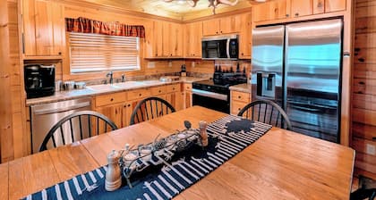 "Inn the Valley" New/Dog friendly/Cabin/Elk/Hot Tub/Shuffleboard/Gas Fireplace