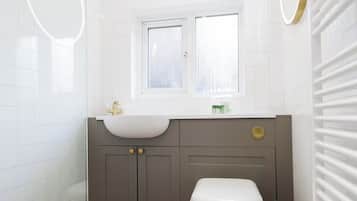 Apartment | Bathroom | Shower, towels