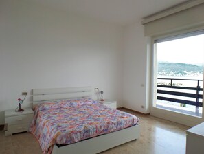 1 soverom og skrivebord