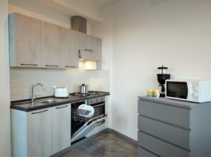 Fridge, microwave, oven, stovetop - Apartment Astrid House (Stresa)