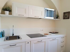 Geladeira, micro-ondas, cooktop, lava-louças