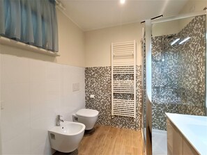 Doccia, asciugacapelli, bidet