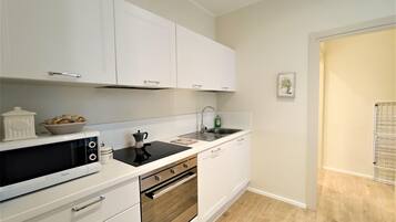 Frigorifero, microonde, forno, piano cottura