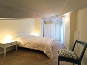 2 sovrum, skrivbord och internet