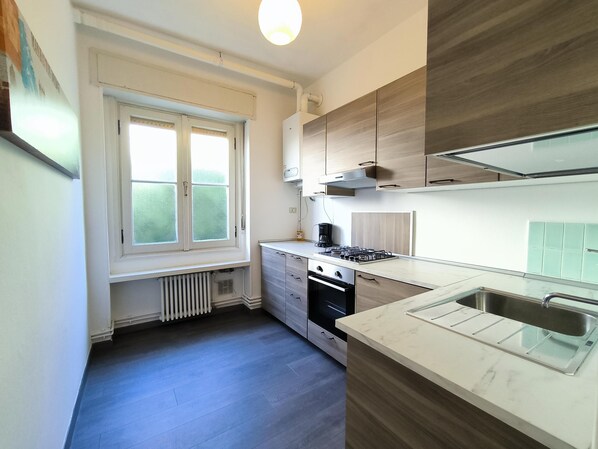 Kühlschrank, Ofen, Herdplatte, Wasserkocher mit Kaffee-/Teezubehör