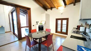 Réfrigérateur, four, plaque de cuisson, lave-vaisselle