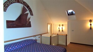 1 bedroom, desk, Internet