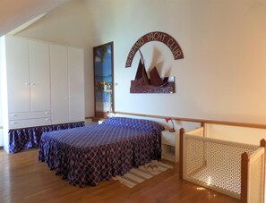 1 bedroom, desk, Internet