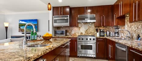 Bloc d'apartaments (Multiple Bedrooms) | Cuina privada | Microones, forn, rentaplats i cafetera i tetera