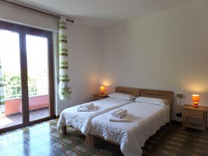 3 bedrooms, desk, WiFi - Camellia Apartment (Baveno)