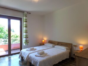 3 bedrooms, desk, WiFi
