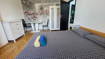 1 bedroom, desk, laptop workspace, free WiFi