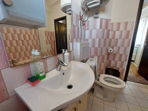 Buồng tắm vòi sen, máy sấy tóc, khăn tắm, xà phòng 