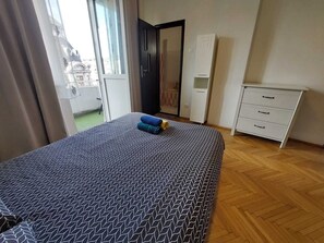 1 habitación, escritorio y espacio para trabajar con laptop 