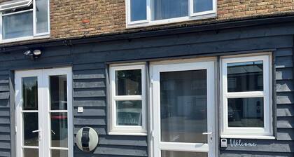 Comfy Apartment - 12 Mins from Gatwick
