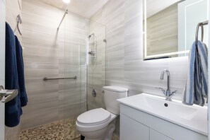 Dusche, Haartrockner, Handtücher, Seife