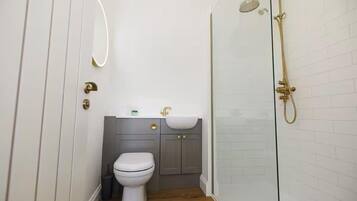 Apartment | Bathroom | Shower, towels