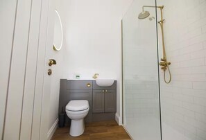 Appartement | Salle de bain | Douche, serviettes fournies