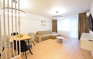 Apartment, 1 Bedroom, Smoking, Balcony | Living room