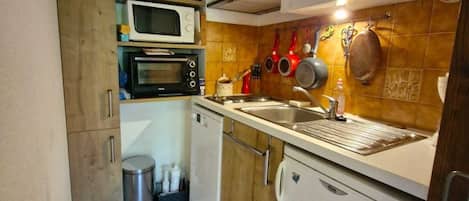 Kühlschrank, Mikrowelle, Ofen, Geschirrspüler