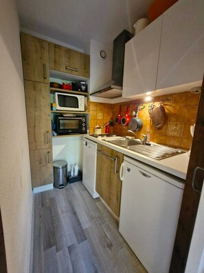 Kühlschrank, Mikrowelle, Ofen, Geschirrspüler