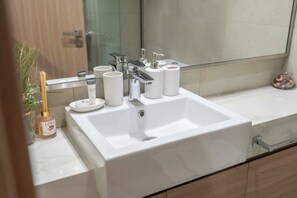 Shower, hair dryer, towels