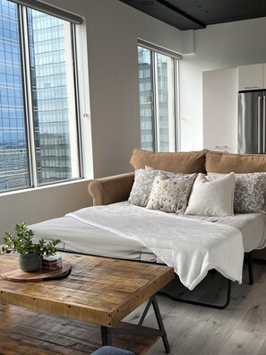 1 bedroom, iron/ironing board, travel cot, free WiFi - Downtown Suite - Stunning View Right in the centre of Edmonton (Edmonton)