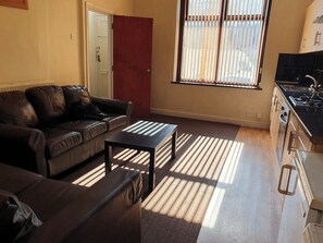 Huis | Privékeuken | Een microgolfoven, een oven, een kookplaat, een waterkoker