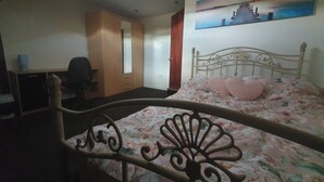 A bedroom with a bed, a desk, and a wardrobe. - Bradford 2-bedroom Home - Sleeps 4 - Free Parking (Bradford)