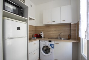 Réfrigérateur, four, plaque de cuisson, cafetière/bouilloire