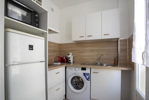 Réfrigérateur, four, plaque de cuisson, cafetière/bouilloire