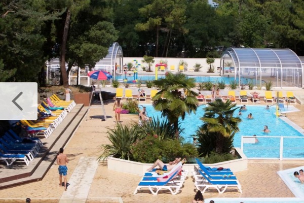 Una piscina cubierta, una piscina al aire libre