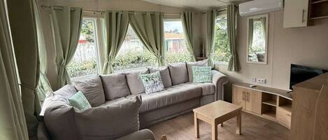 Télévision, jeux vidéo, baby-foot, table de tennis de table