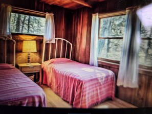 4 bedrooms, WiFi, bed sheets