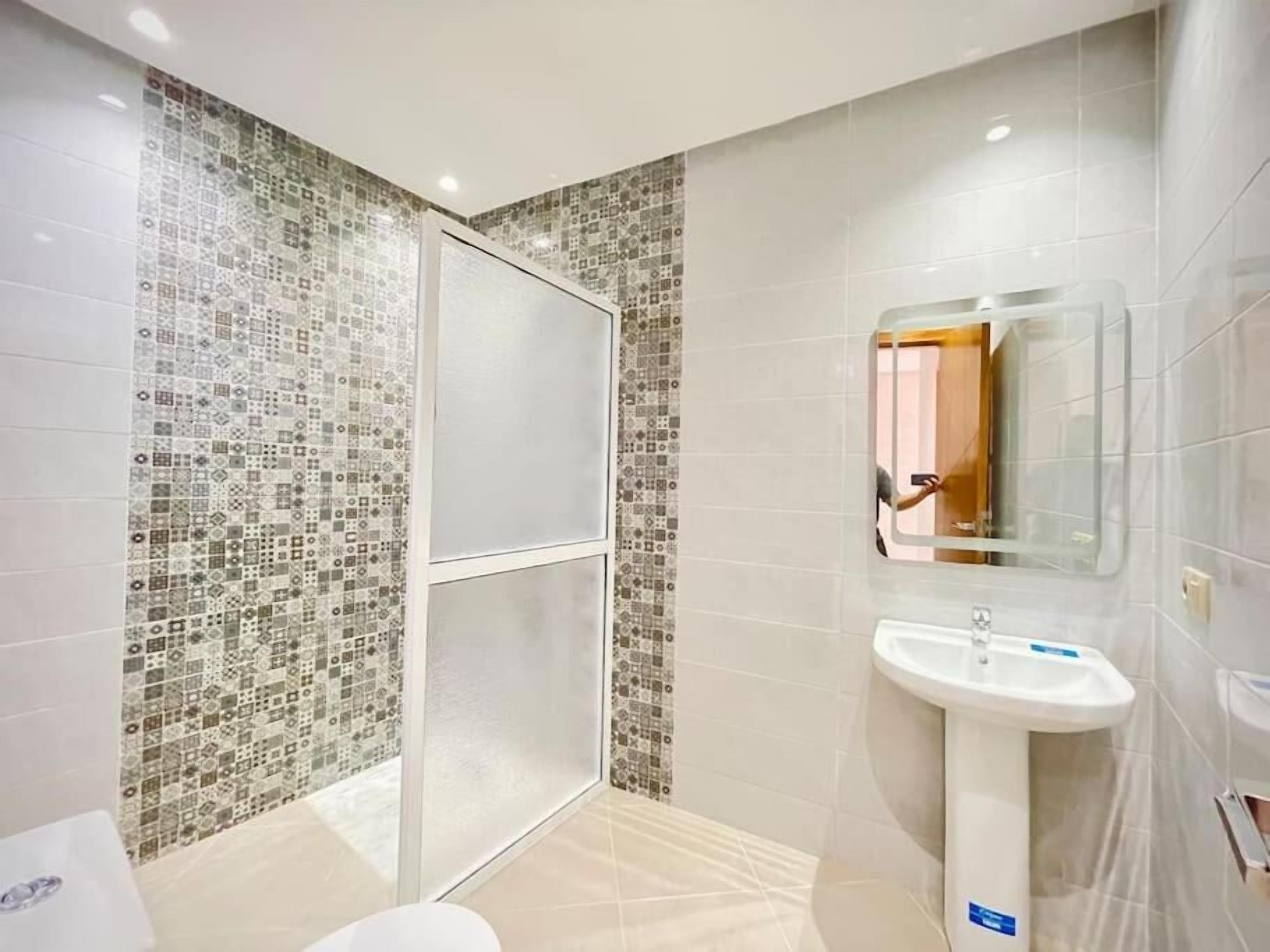 Deluxe Penthouse | Bathroom | Shower, hair dryer, towels, toilet paper