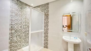 Deluxe Penthouse | Bathroom | Shower, hair dryer, towels, toilet paper