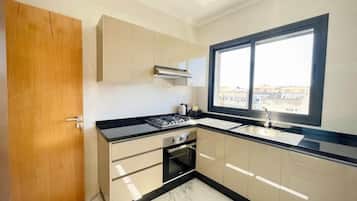Deluxe Penthouse | Private kitchen | Fridge, oven, stovetop