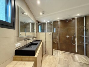 Shower, jetted bath - Property with 4 bedrooms and private pool (Sainte-Maxime)