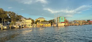 A waterfront marina with docked boats, a restaurant, and residential buildings. - Southport Seascape~Family Coastal Getaway~Near Beaches & Waterfront Dining (Southport)