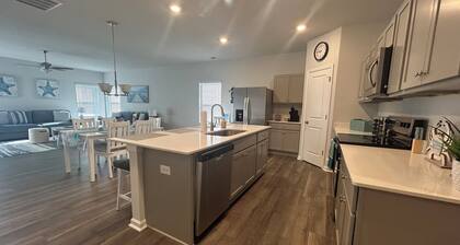 Southport Seascape ¦ Coastal Charm ¦ 3BR Home ¦ 3 Miles to Oak Island